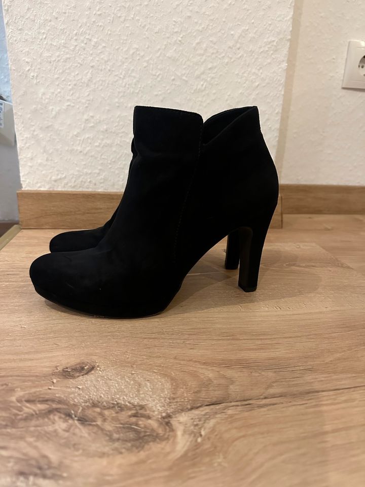 Tamaris Stiefelette schwarz Wildleder high heels in Troisdorf