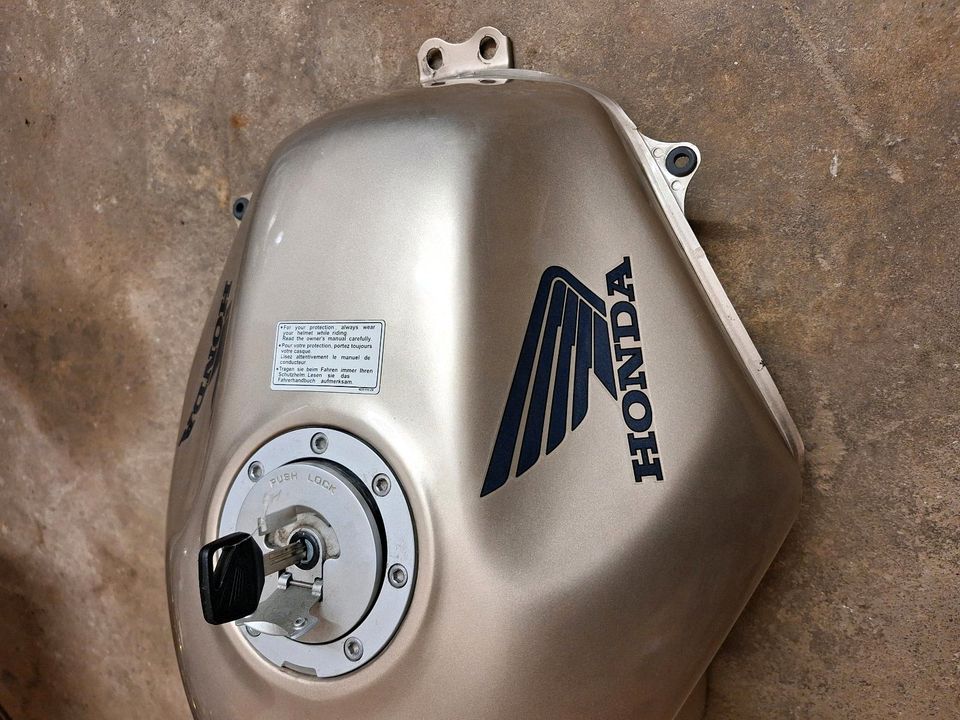 Honda Deauville 650 Tank in Gensingen