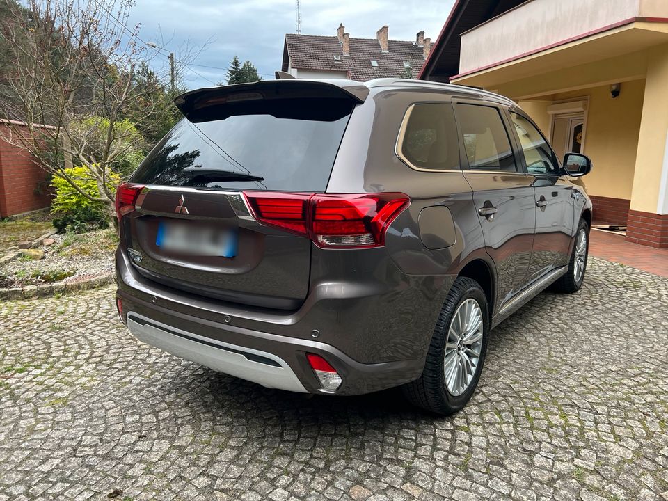 Mitsubishi Outlander PHEV 2.4 4x4 in Küstriner Vorland