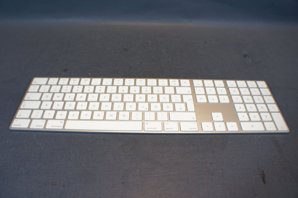 Apple Magic Tastatur Keyboard mit Ziffernblock/gebraucht in Düsseldorf