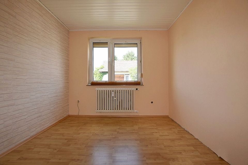 RESERVIERT! Ideal zur Vermietung: 2-3 Familienhaus, Balkon, Garten, 2 Garagen - 4,98% Nettomietrendite in Glauburg