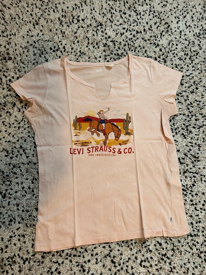 rosa Levis T-shirt Damen L in Frankfurt am Main