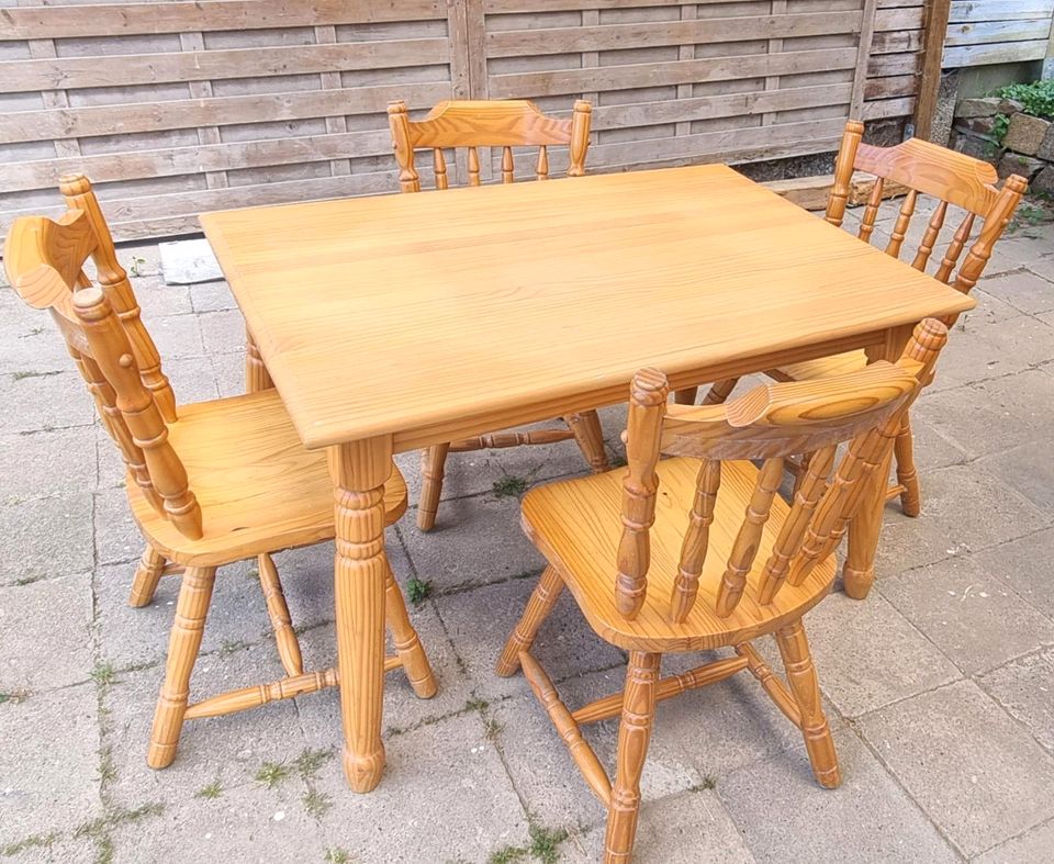 Tisch mit Stühlen in Herrnburg