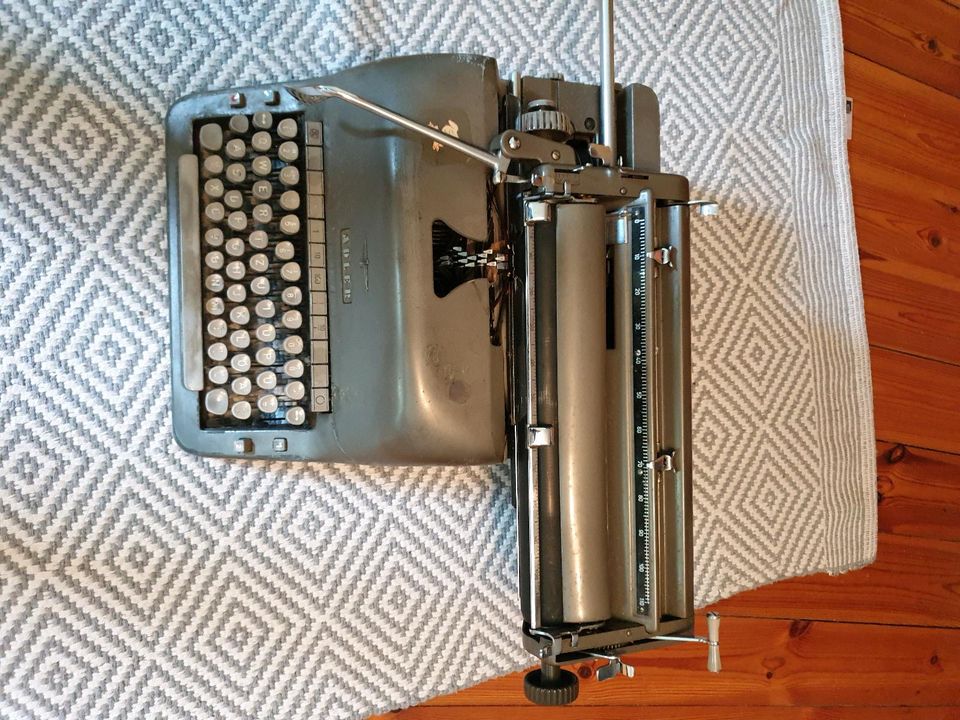 3   Schreibmaschinen ( alt ) in Brunsbuettel