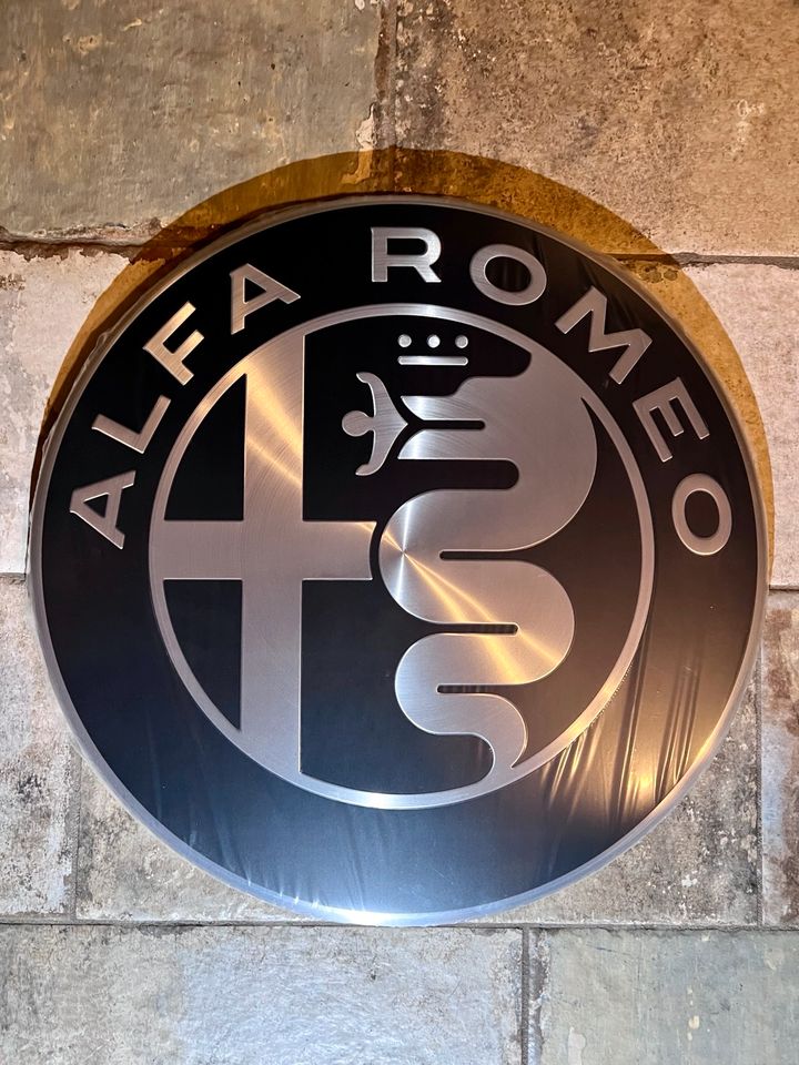 Werbeschild Logo Alfa Romeo, neu und original in Neubrandenburg