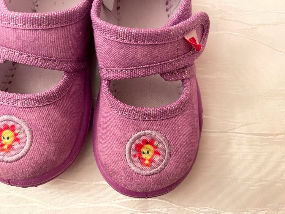 Baby-Schuhe Haus-Schuhe Lauflerner Sille Elefanten Tweety lila 20 in Berlin