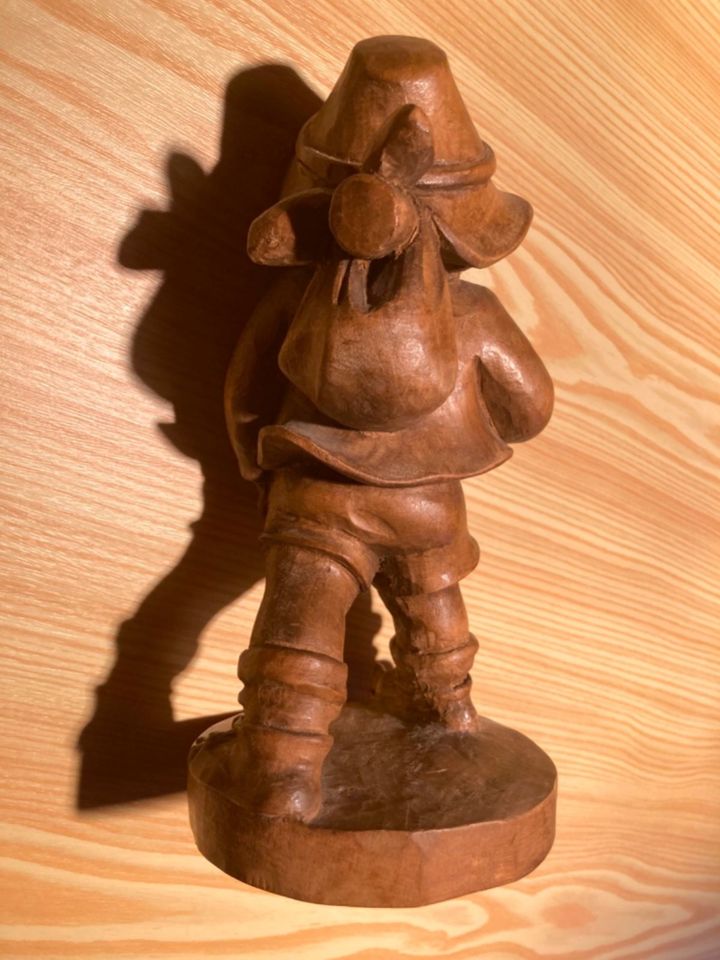 Geschnitzte Holzfigur „lustiger Wanderer“, ca. 22 cm in Sonthofen