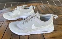 Damen sneaker Sport Fitness Nike 38,5 beige Schuhe Schuh Niedersachsen - Syke Vorschau