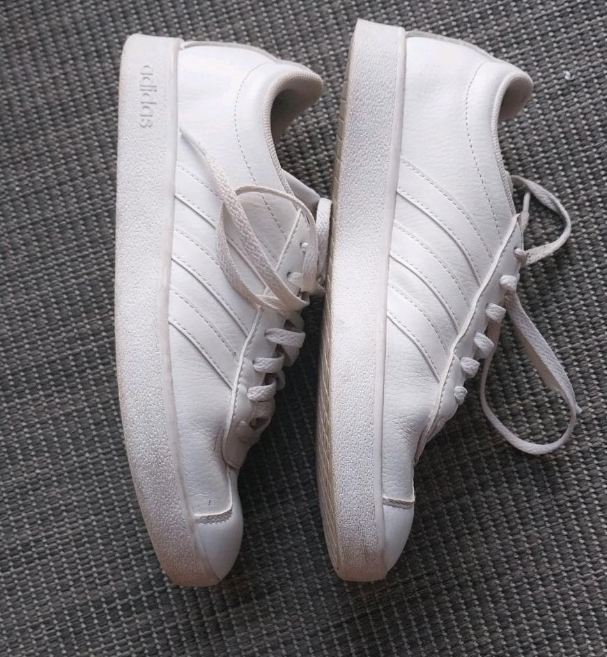 ADIDAS Turnschuhe, weiß, Gr. 38 in Dortmund