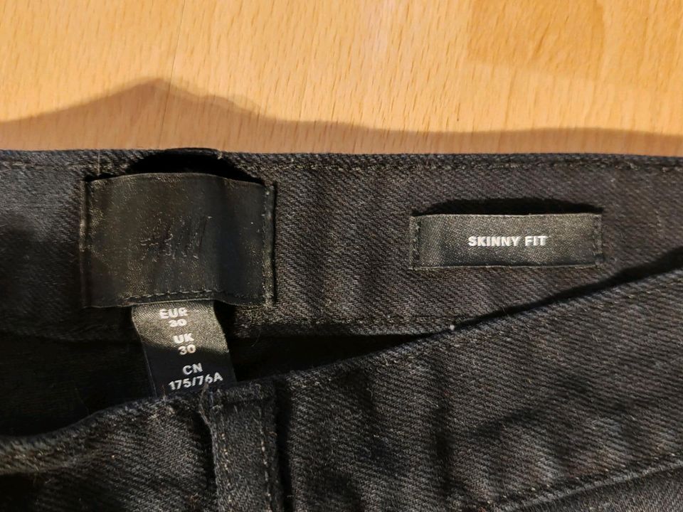 Jeans von H&M in der Größe 30/30 in Solingen