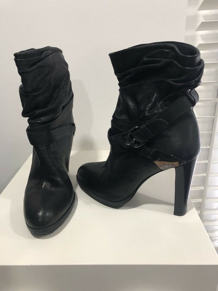 Plateau Stiefelette von Stuart Weitzman schwarz Gr. 37 Leder in Stapelfeld