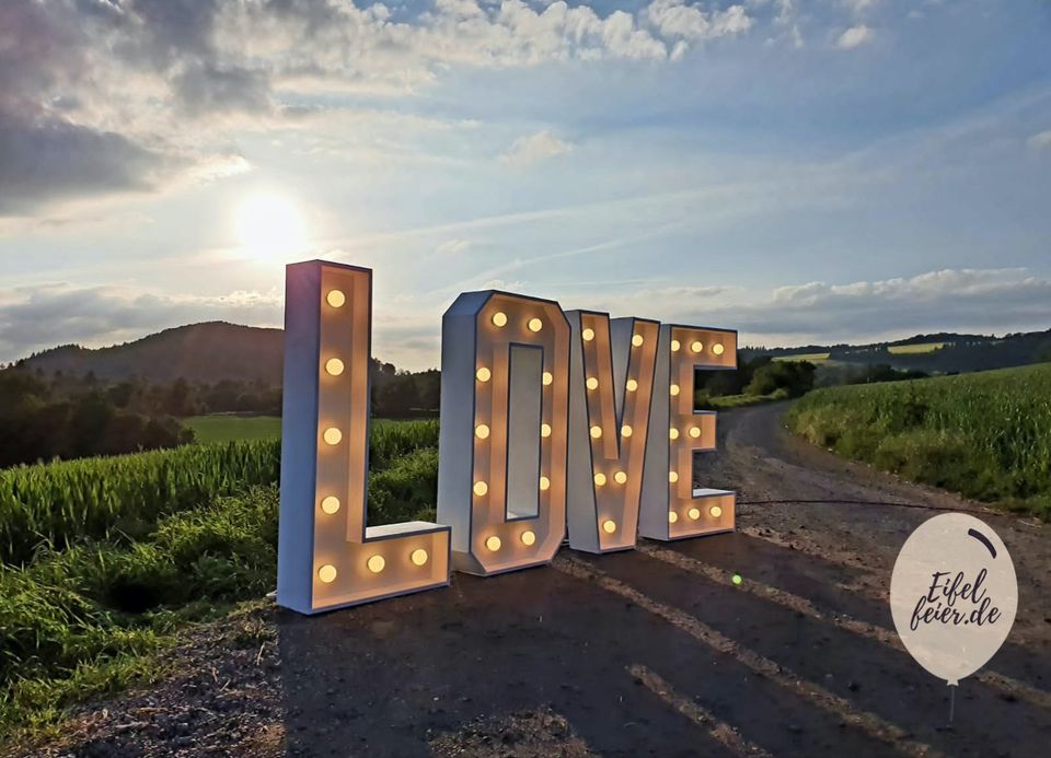 XXL Leuchtbuchstaben LOVE LED mieten Leverkusen Hochzeit Antrag in Leverkusen