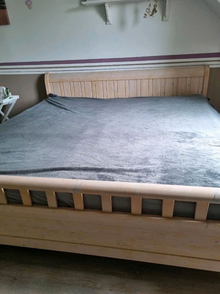 Holz Bett 2x2m , inkl Lattenroste & Matratzen in Witten