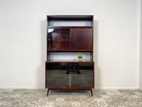 WMK Besonders schöner & gut erhaltener Mid-Century Vitrinenschrank, Vollholz, aus 1961 mit Schiebetüren & hübschen Holzgriffen # Vitrine Highboard Bücherschrank Bücherregal Kommode Vintage 50er 6 Friedrichshain-Kreuzberg - Friedrichshain Vorschau