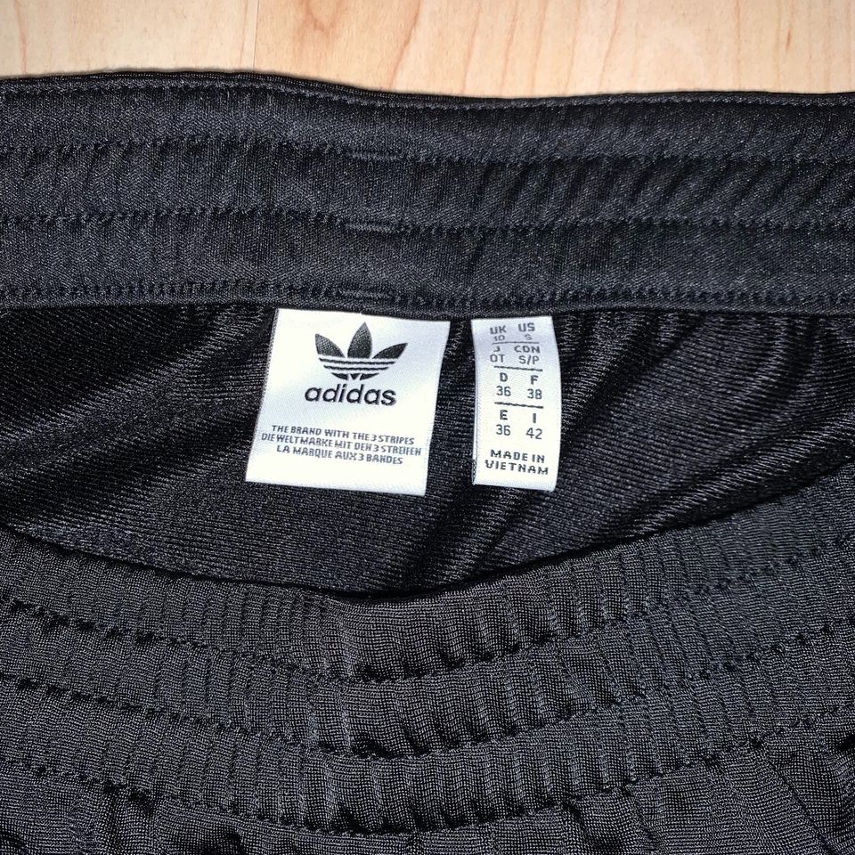 Adidas Mini Rock Highwaist Knopfleiste schwarz - S in Freiburg im Breisgau