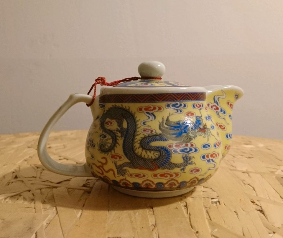Chinesische Teekanne aus Keramik mit Drachenzeichnen und Sieb in Berlin