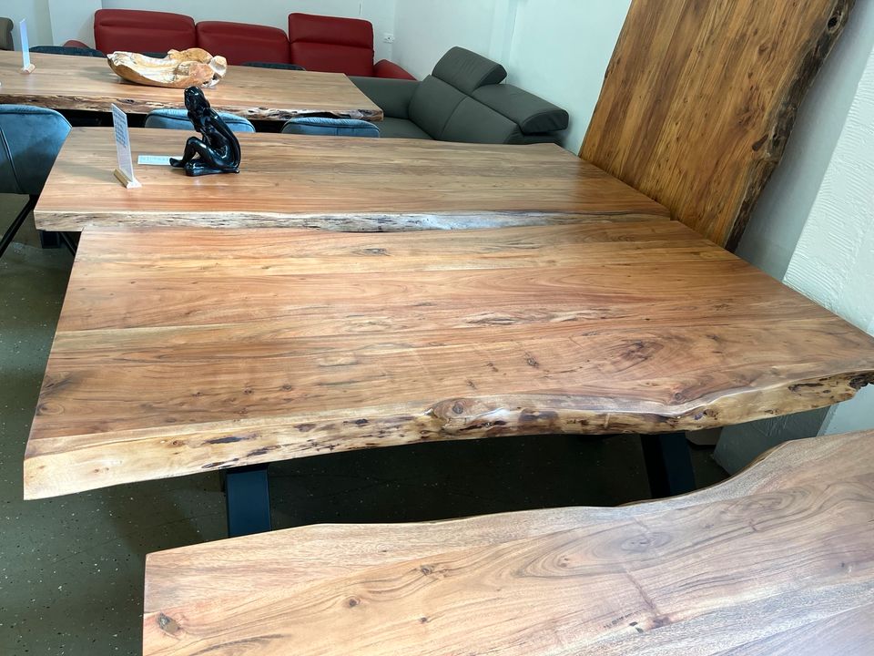 Esstisch Tisch + Massivholz Tisch Akazie + Echte Baumkante in Marburg