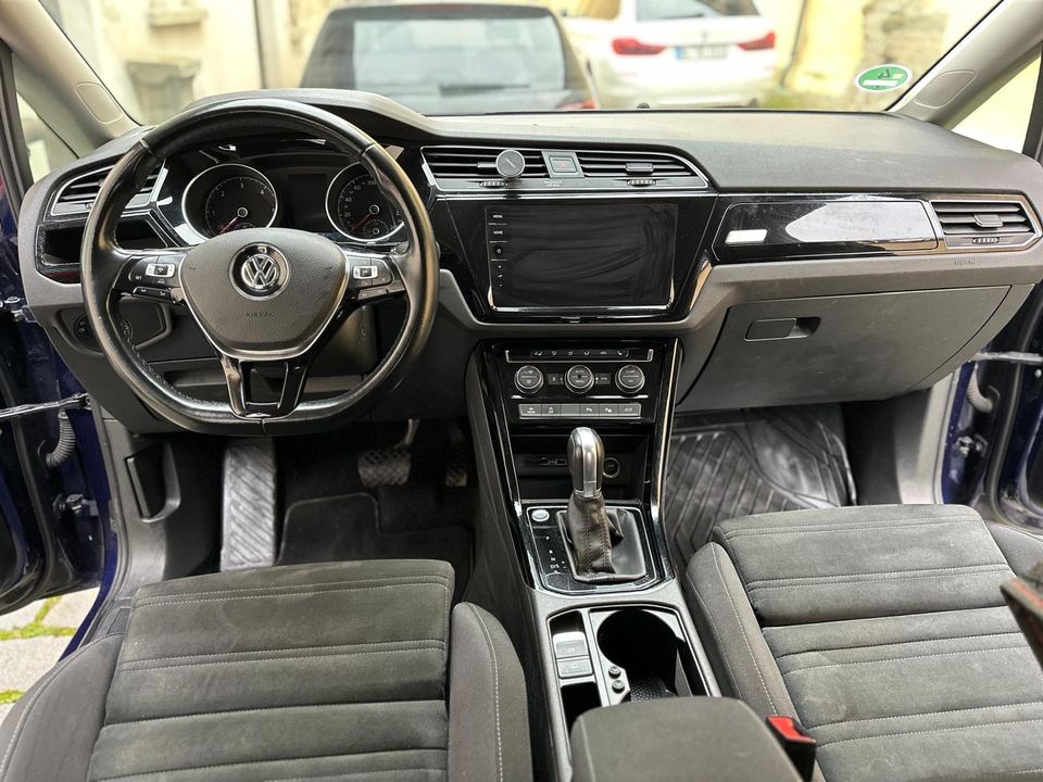 VW Touran • 190 PS• DSG • Massagesitz • Apple Car•Keyless Go in Konstanz