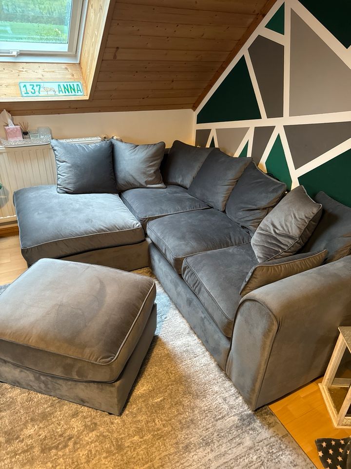 Couch, grau mit Hocker in Rudelzhausen