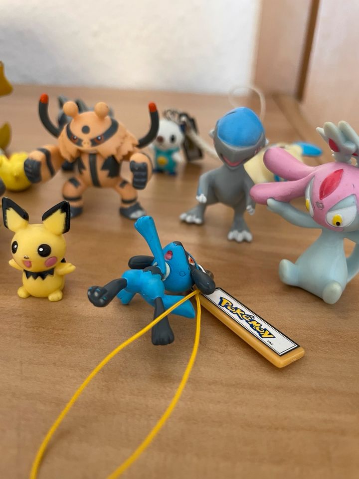 Pokémon Figuren Sammlung / Tomy / Bandai in Berlin