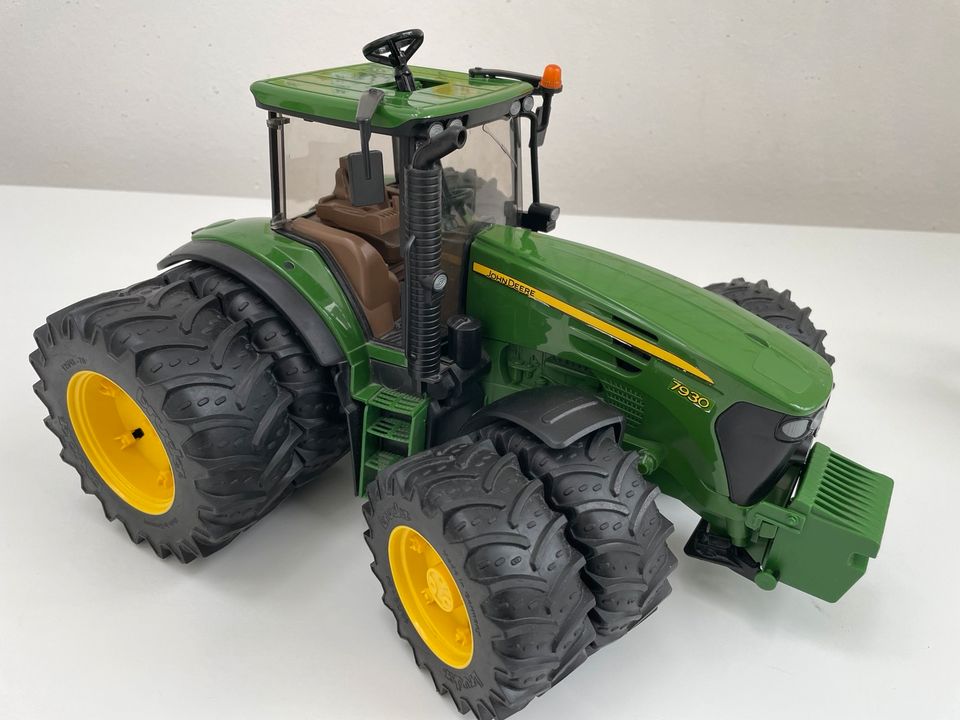 Bruder Traktor Johne Deere 7930 mit Doppelreifen und Frontlader in Bocholt