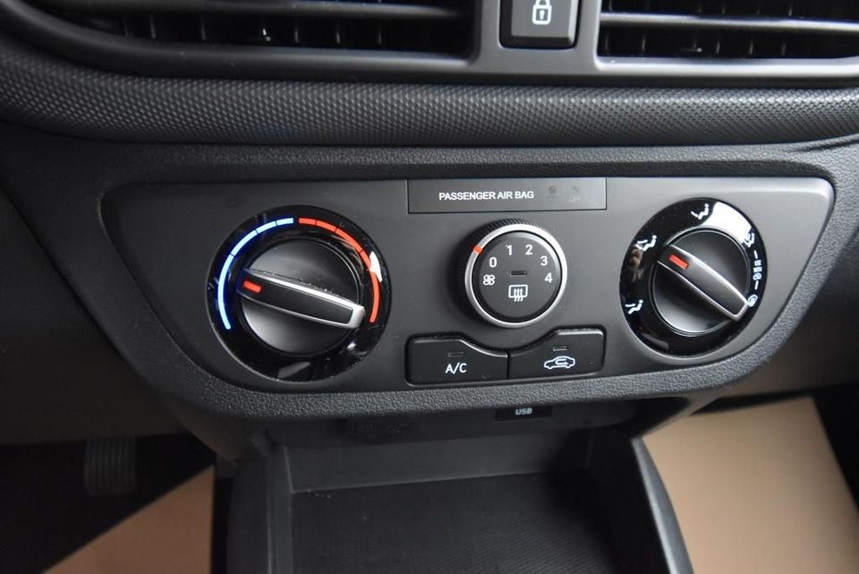 Hyundai i10 Select Klima Lenkradheizung DAB Ganzjahresre in Obing