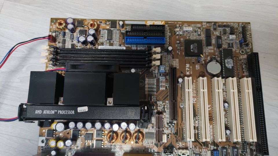 Mainboard ASUS K7M SLOT A + CPU Athlon AMD-K7800MPR52B in Kelsterbach