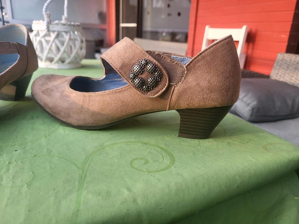 Sommer-trachtenschuhe m schöner Schnalle, wenig getragen in Gehrden