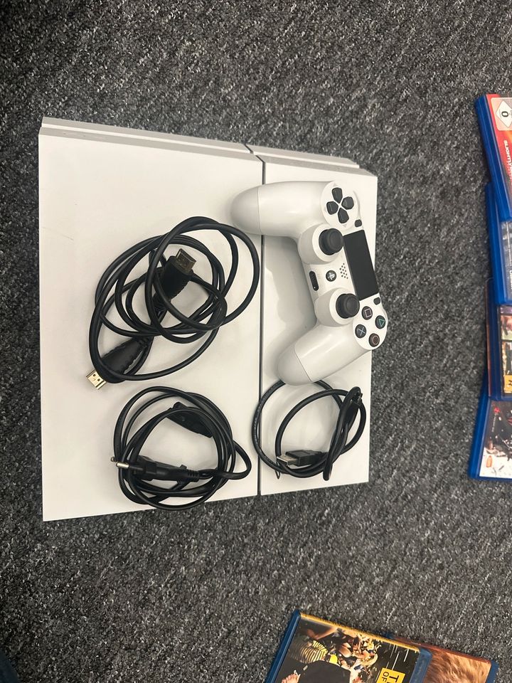 PlayStation 4 White Edition mit 5 spielen und 3 Bluerays in Esslingen