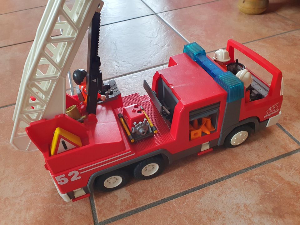 Feuerwehrauto - Playmobil - Leiterfahrzeug in Rheinberg