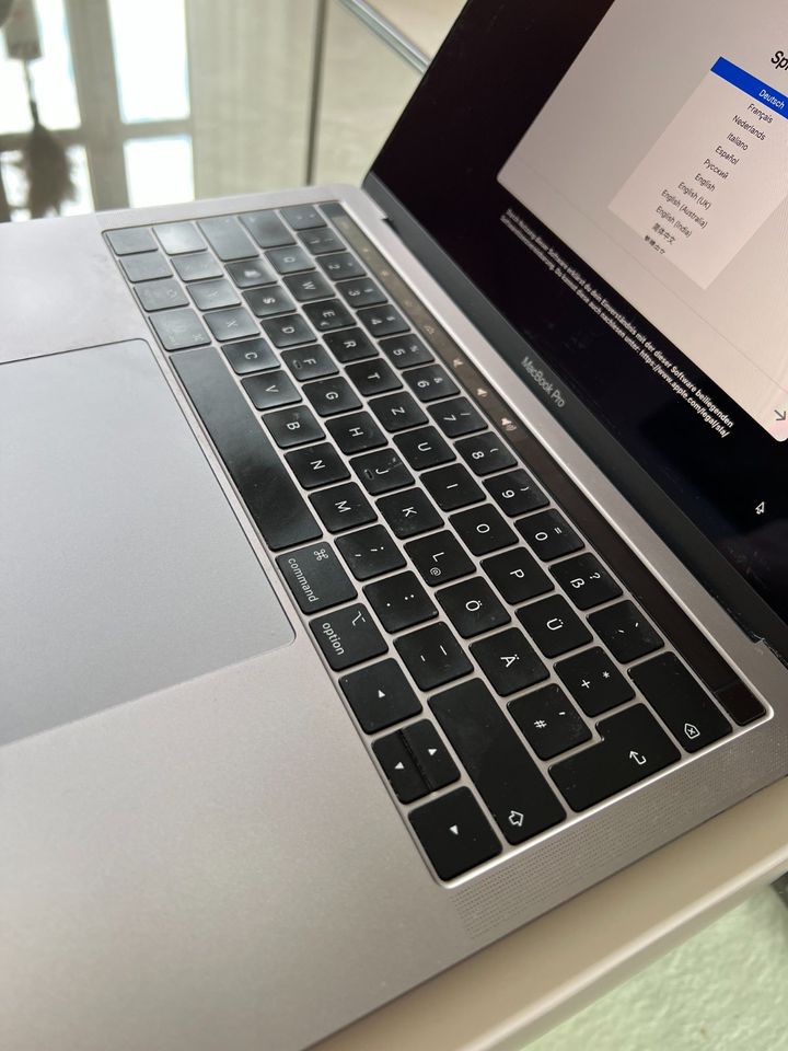 MacBook Pro 13" 2018 Touch Bar 256 GB SSD Voll funktionsfähig in München