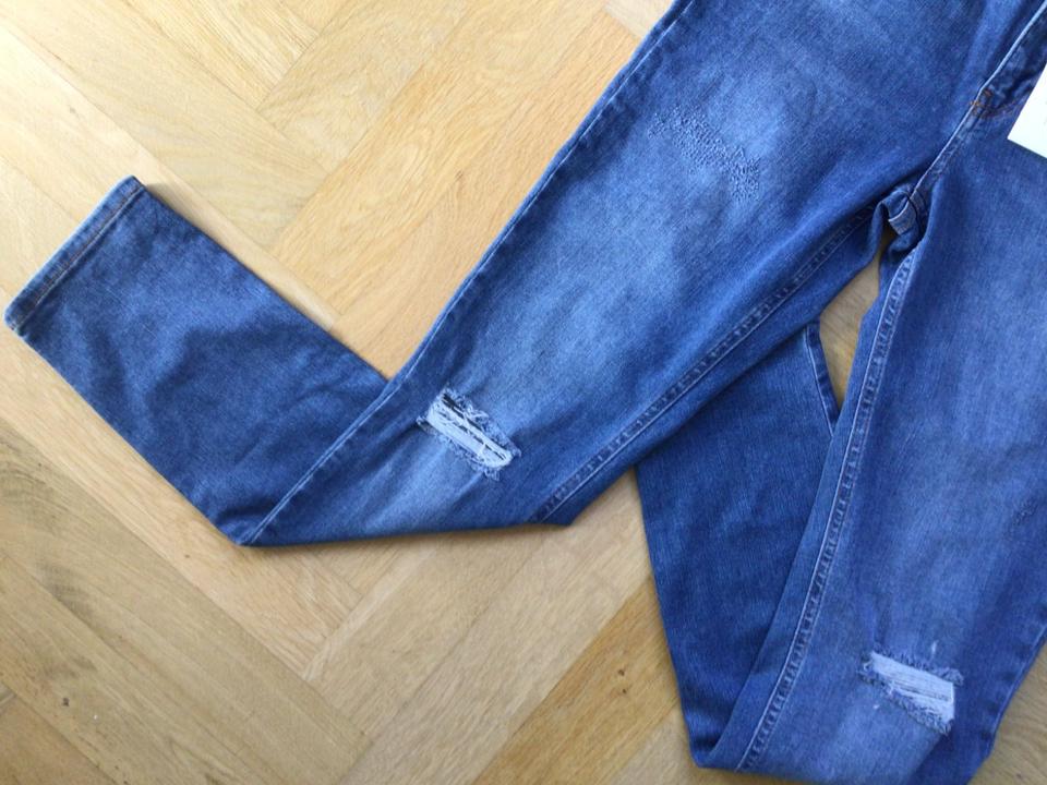 Neue Skinny Mid Waist Destroyed Jeans von NA-KD Größe 40 in Frankfurt am Main