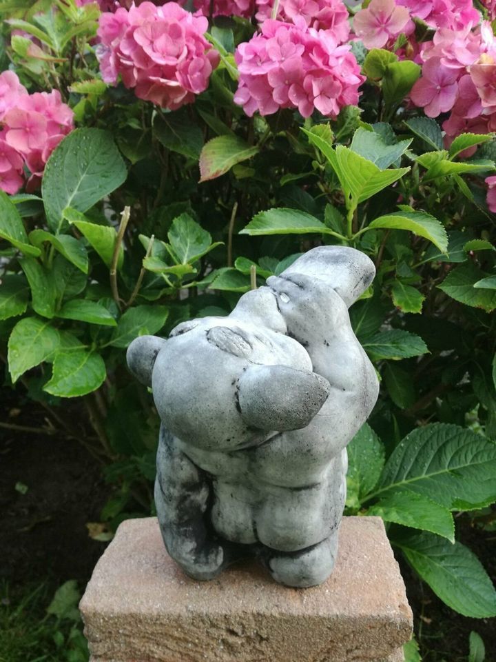 Gartenfigur Steinfigur Troll '' Schnapsnase mit Rum Buddel '' in Dannewerk