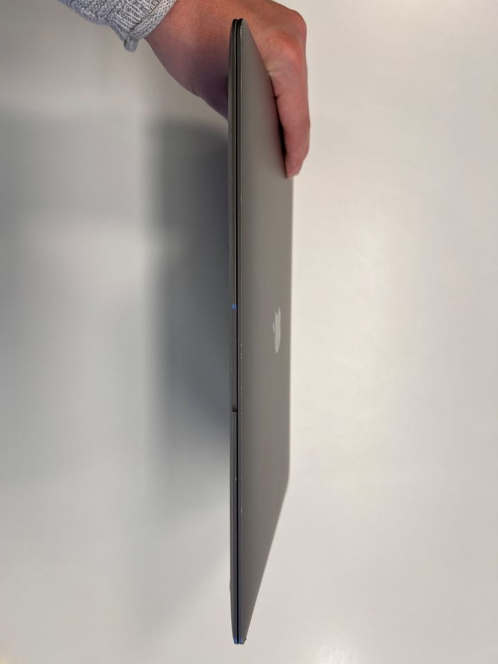 MacBook Air M1 2020 256GB 16GB RAM als Ersatzteilspender in München