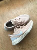 Nike Running Schuhe Damen Gr. 39 selten getragen Hessen - Neukirchen Vorschau