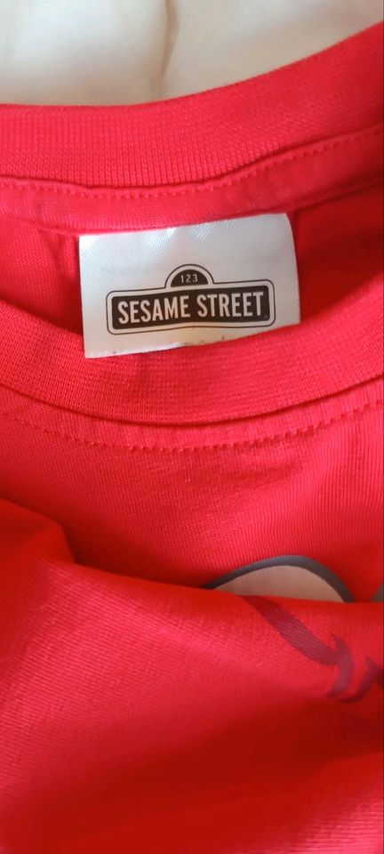 Shirt von Sesame Street in Butzbach