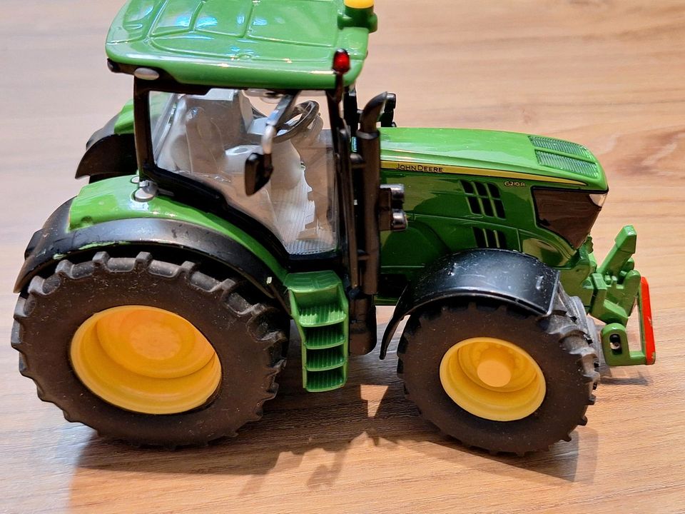 Siku John Deere 6210 R, 1:32 Traktor in Much