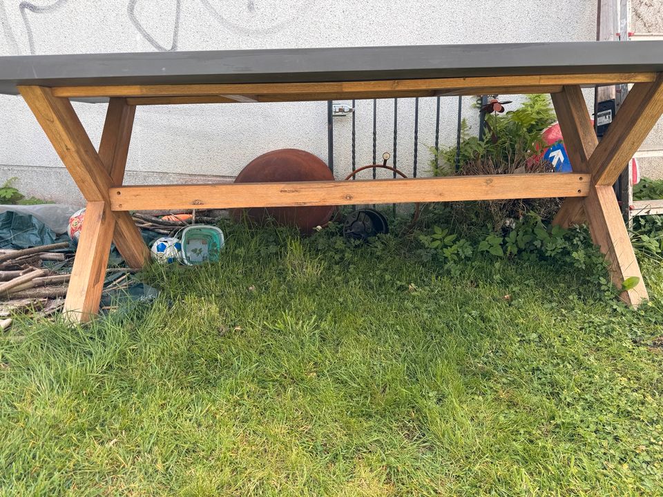 Sehr stabiler Terrassentisch. Garten Tisch in Dortmund