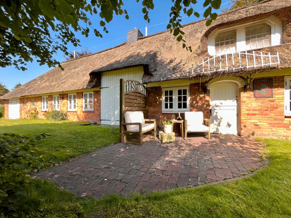 --Neuer Preis-- Reetgedecktes Landhaus Auf 2470m² Grundstück Mit 2 Wohnungen in Hattstedt