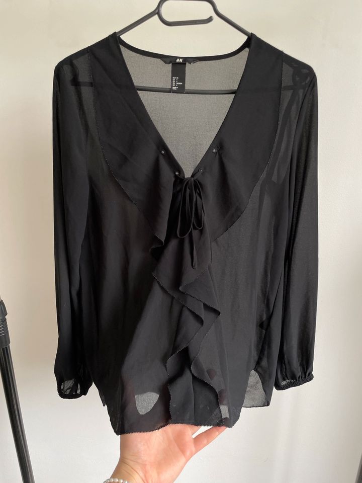 Schwarze, transparente Bluse mit Volant-Details von H&M in Wuppertal