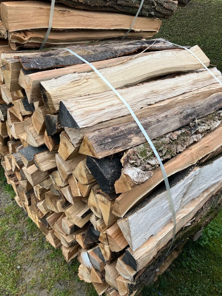 Brennholz Trocken Ofenfertig Gespalten in Kühbach