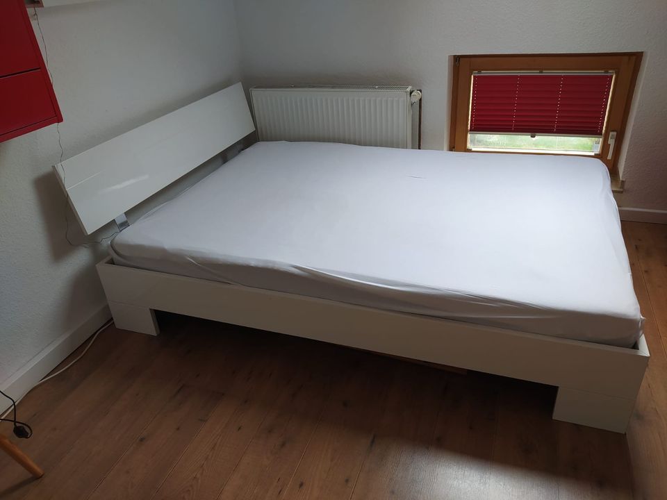 Bett Bettgestell Hochglanz weiß Maße 140 x 200 cm in Krefeld