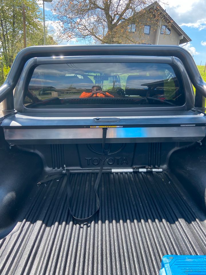 Toyota Hilux Laderaumabdeckung mit Überrollbügel in Lohmar