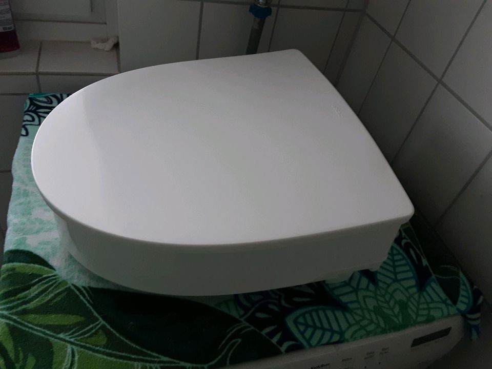 Toilettensitz Erhöhung, kaum benutzt, gereinigt und desinfiziert in Bremen