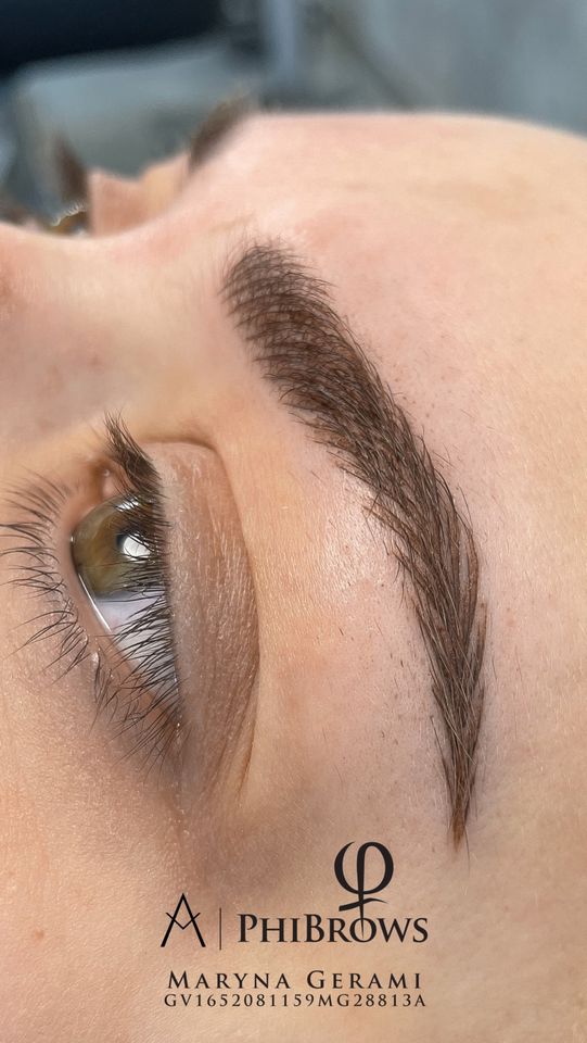 Model für Microblading PMU in Meerbusch