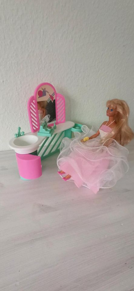 Frisier  Beauty Salon mit Barbie und Eckschrank Schminktisch in Taunusstein