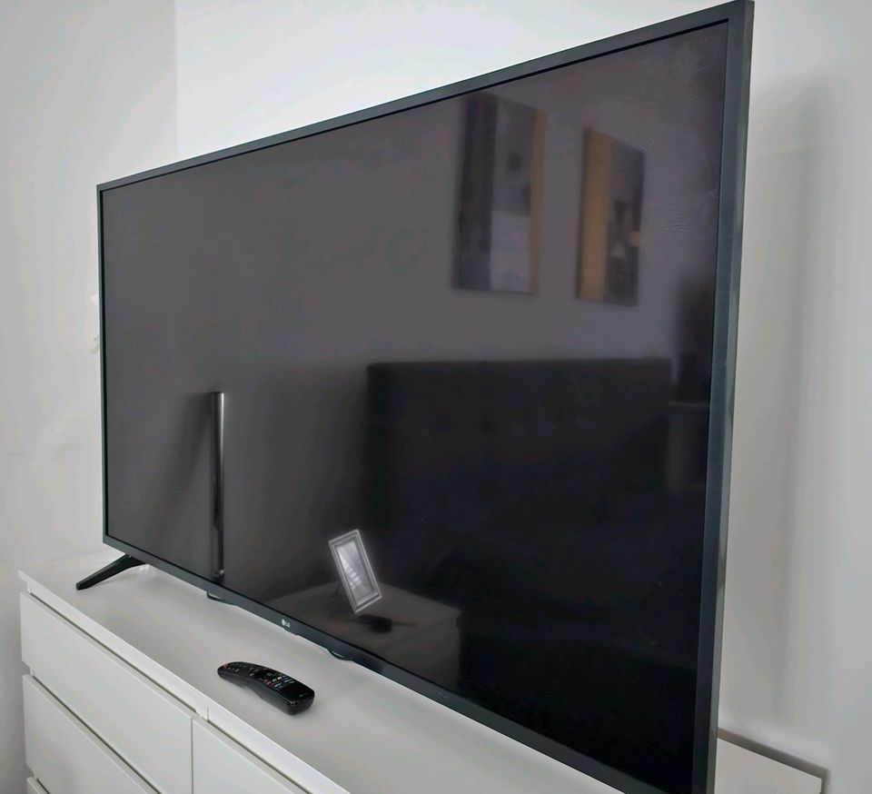 LG LED 4K UHD TV 55", LG SJ3 Soundbar, Hama Rear-Surround in Unterschleißheim