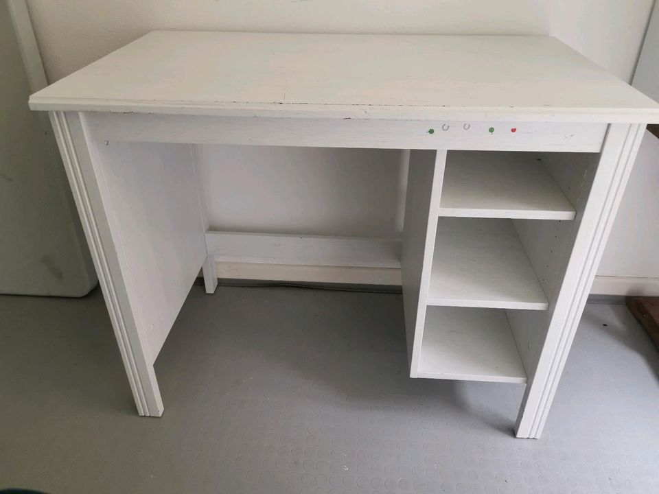 Ikea Kinderschreibtisch 90 cm x 52 cm x 73 cm in Wiesbaden