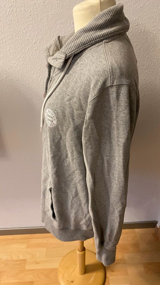 Joggingjacke / Sweatjacke FC Bayern München Damen Größe XXL in Riedstadt