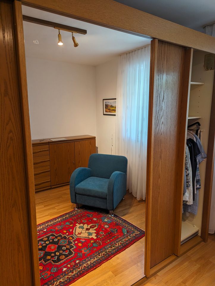 Schlafzimmer mit Schrank, 2 Betten, Sideboard, Schubladenschrank in Essen